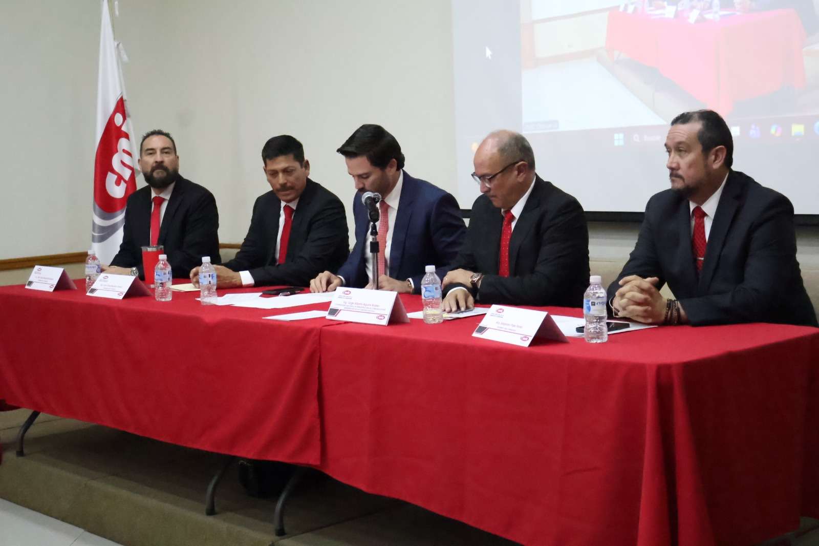 Toma protesta nueva directiva de Cmic