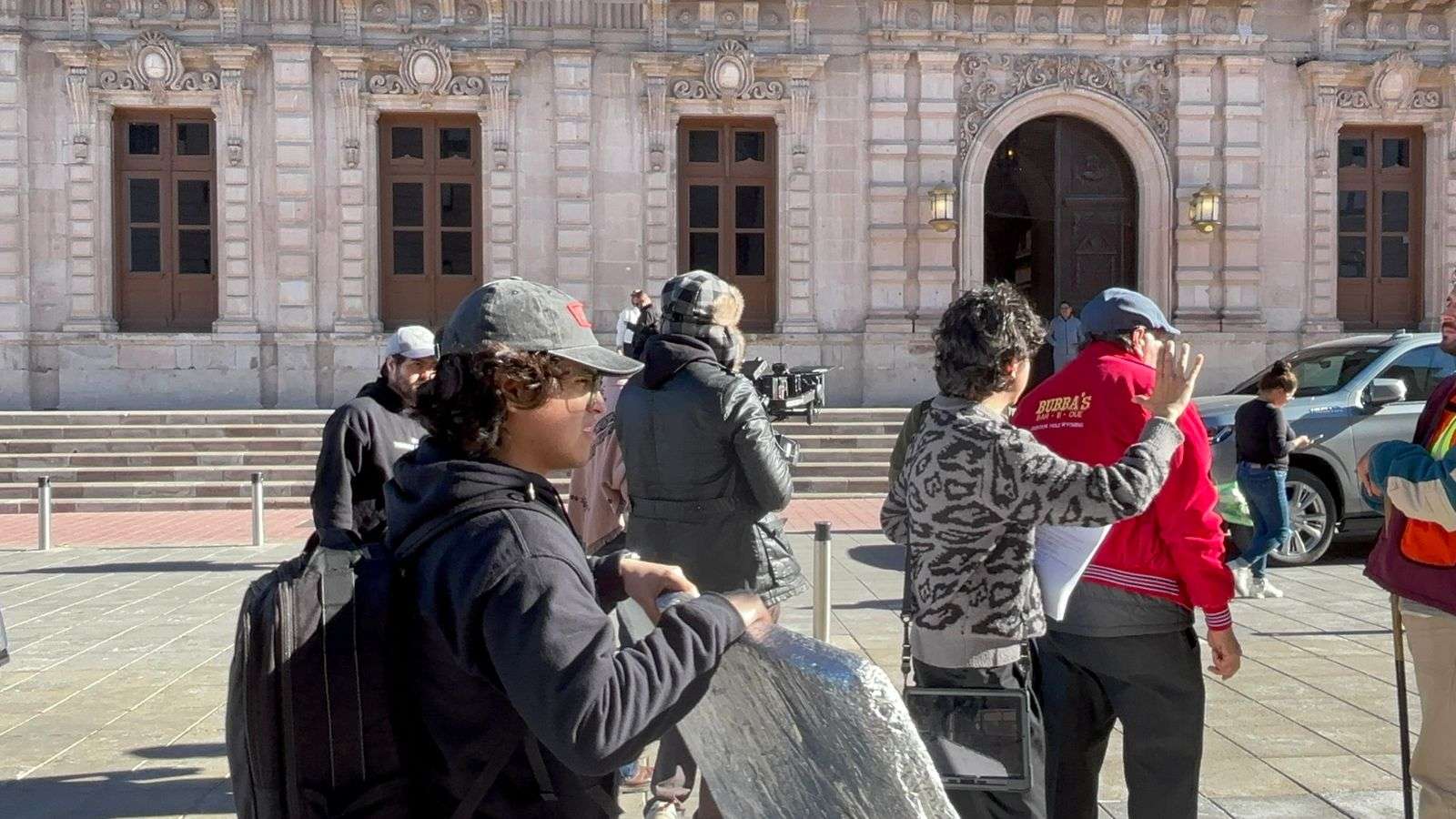 Realizan cortometraje frente a Casa Chihuahua