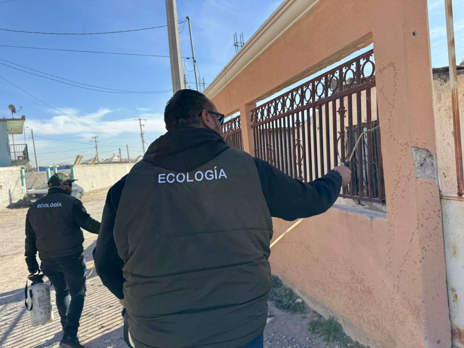 Fumigan contra garrapatas en zona de Los Kilómetros