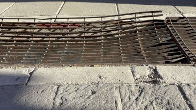 Reportan alcantarillas en mal estado frente a Casa Chihuahua 