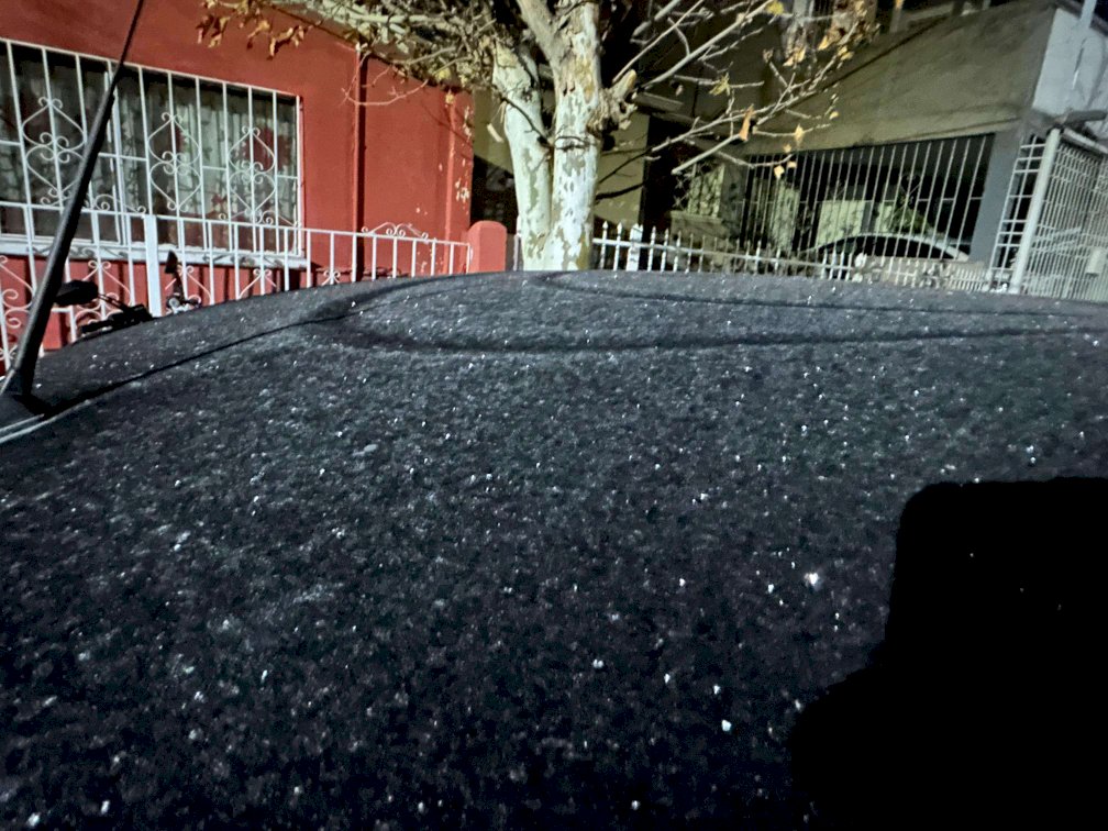 Cubre hielo miles de vehículos en la ciudad por frío intenso 