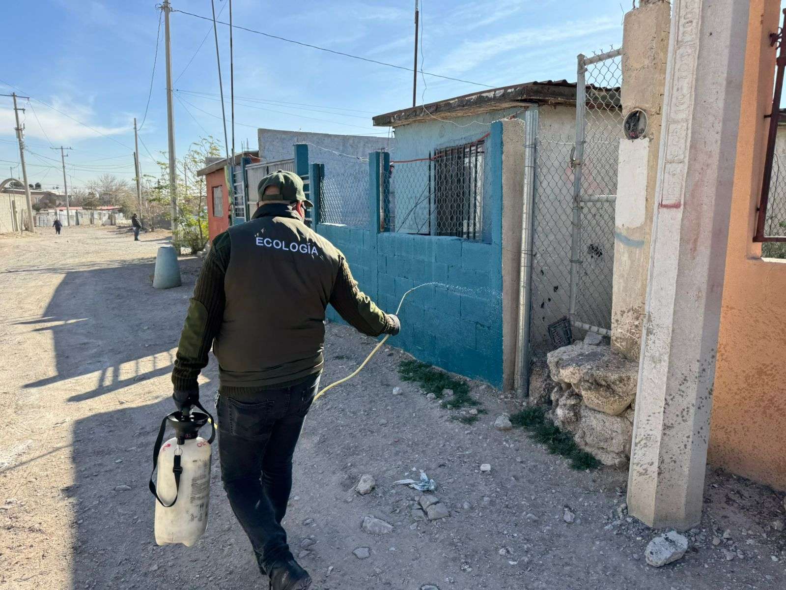 Fumigan contra garrapatas en zona de Los Kilómetros