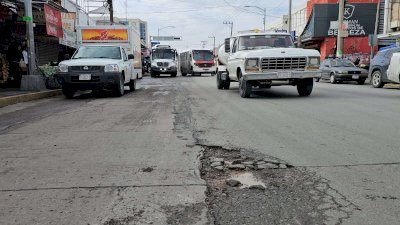 Afectan baches y deterioro a conductores en la Niños Héroes