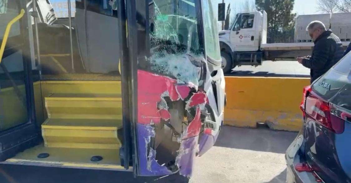 Choca camioneta del Ejército a unidad de JuárezBus 