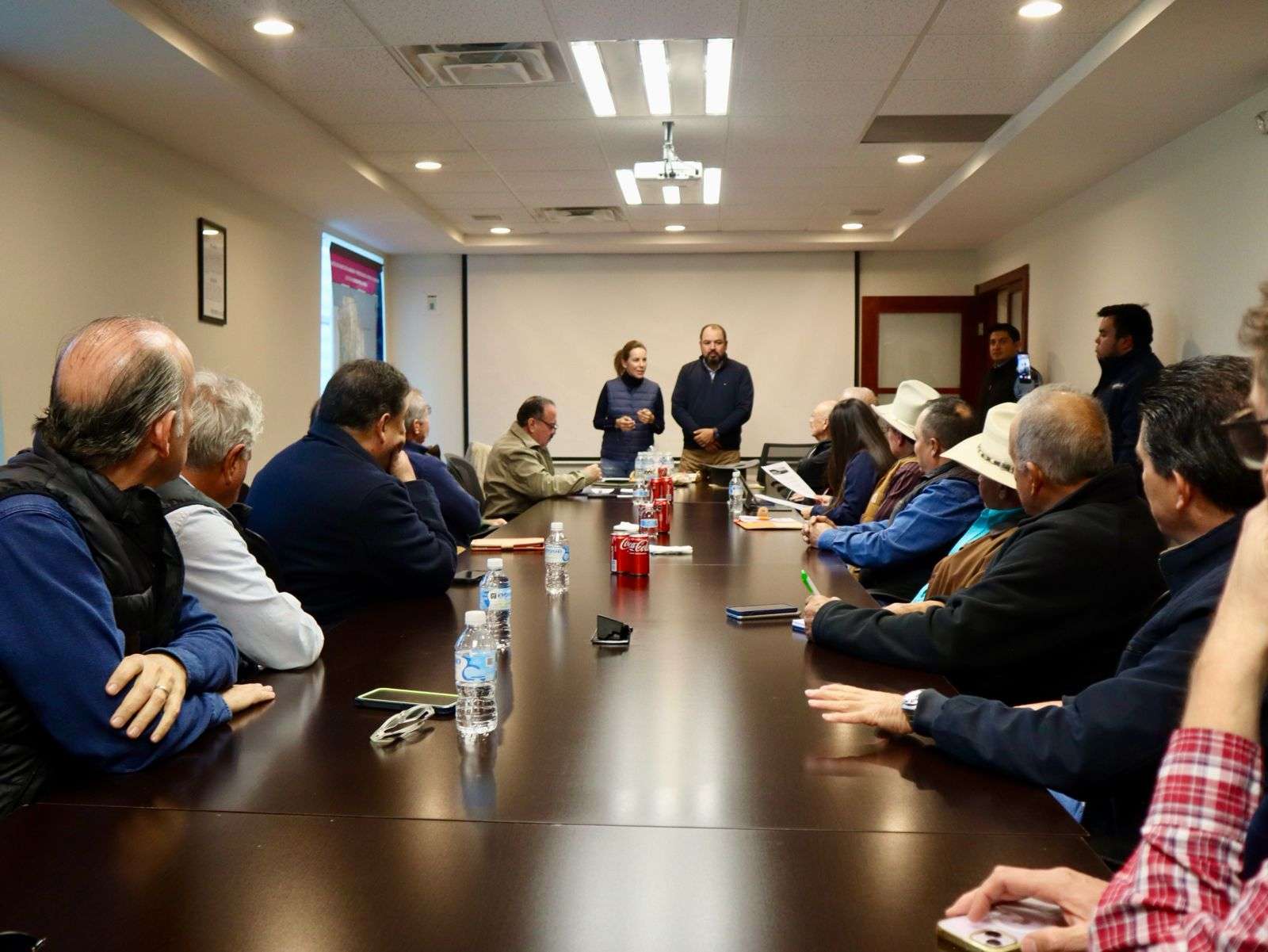 Dialoga Manque Granados y ganaderos con expertos sobre la Ley de Aguas 