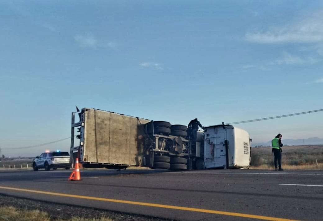 Cierran parcialmente carretera Jiménez-Delicias por volcadura de tractocamión