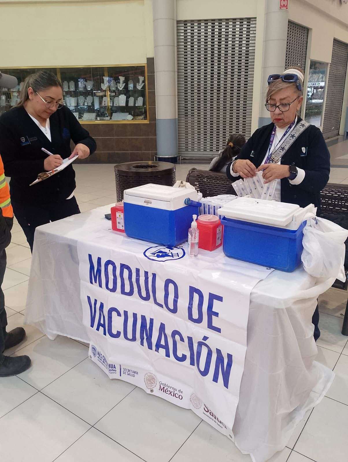 Instalan cuatro puntos de vacunación en centros comerciales