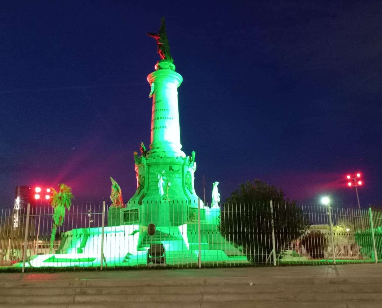Transforman con luz el Monumento a Benito Juárez