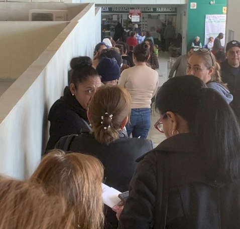 Reportan larga fila en farmacia de la Clínica 44 