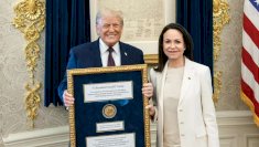 Entrega María Corina Machado su premio Nobel a Trump 