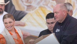 Despide Maru Campos a colaborador estatal con emotivo mensaje