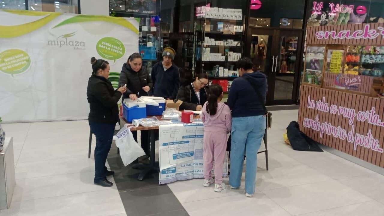 Instalan cuatro puntos de vacunación en centros comerciales