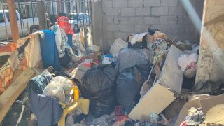 Rescatan a familia que vivía entre basura en colonia Saucito