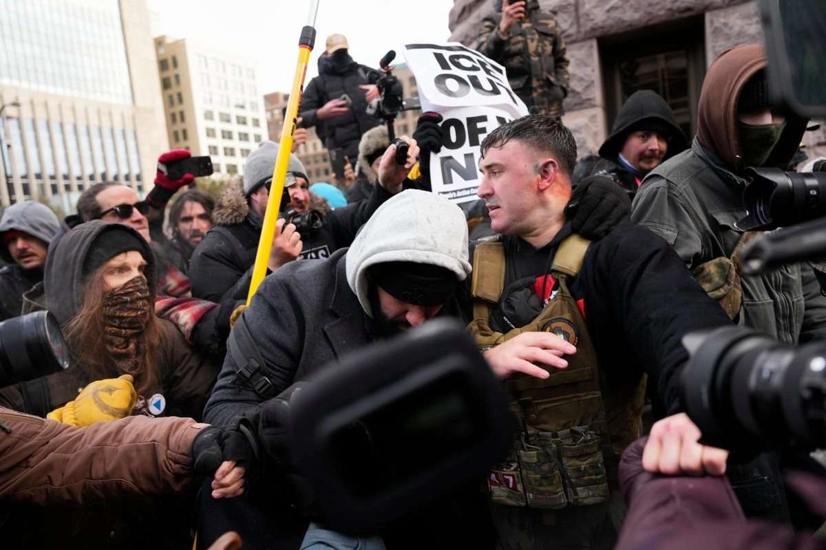 Se enfrentan manifestantes a favor y en contra del ICE durante 