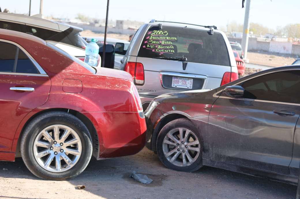 Retiran autos y negocios sin permiso de camellones en Las Torres 