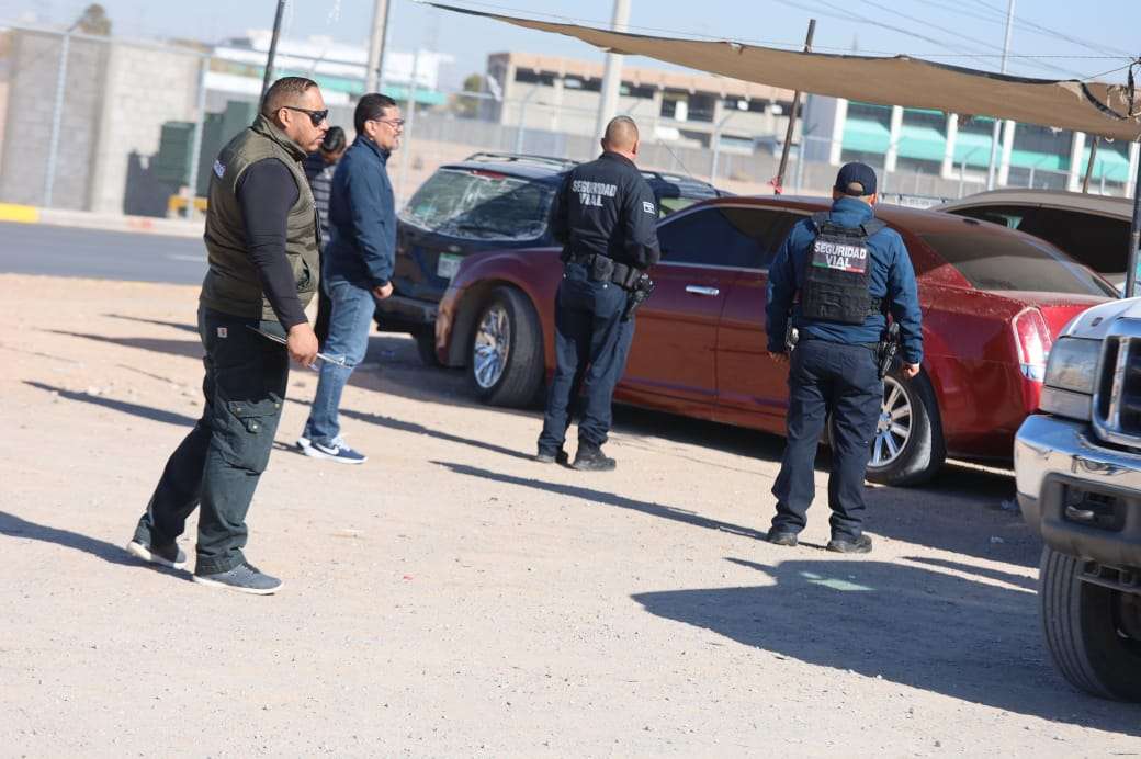 Retiran autos y negocios sin permiso de camellones en Las Torres 