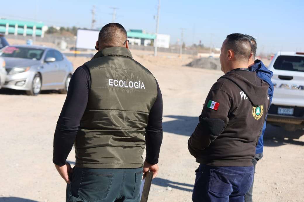 Retiran autos y negocios sin permiso de camellones en Las Torres 