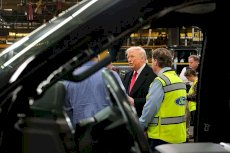 Le gritan a Trump defensor de pedófilos 
