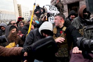 Se enfrentan manifestantes a favor y en contra del ICE durante 