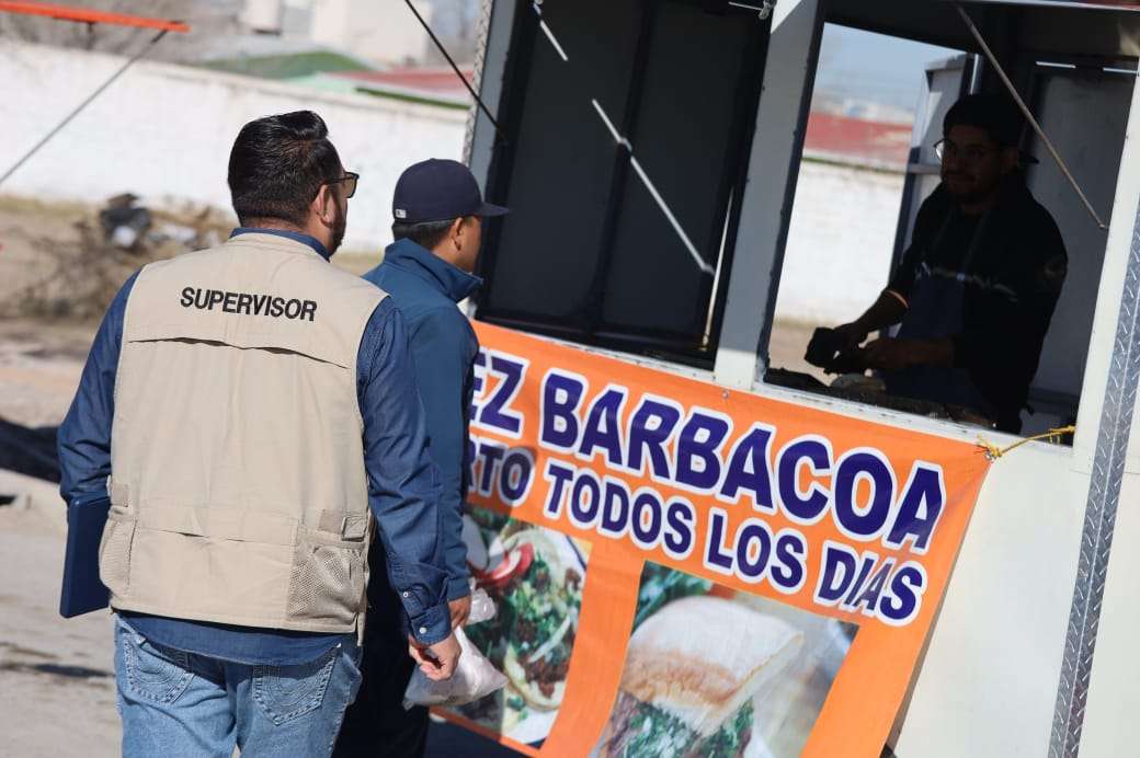 Retiran autos y negocios sin permiso de camellones en Las Torres 