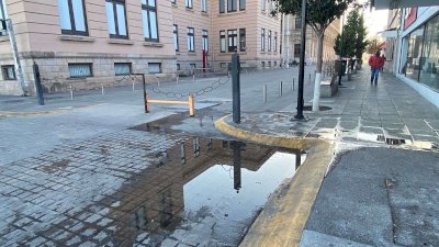 Se desperdician miles de litros de agua por fuga en tienda de ropa 
