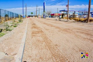 Avanzan trabajos de pavimentación en calle Ferrocarril de Meoqui