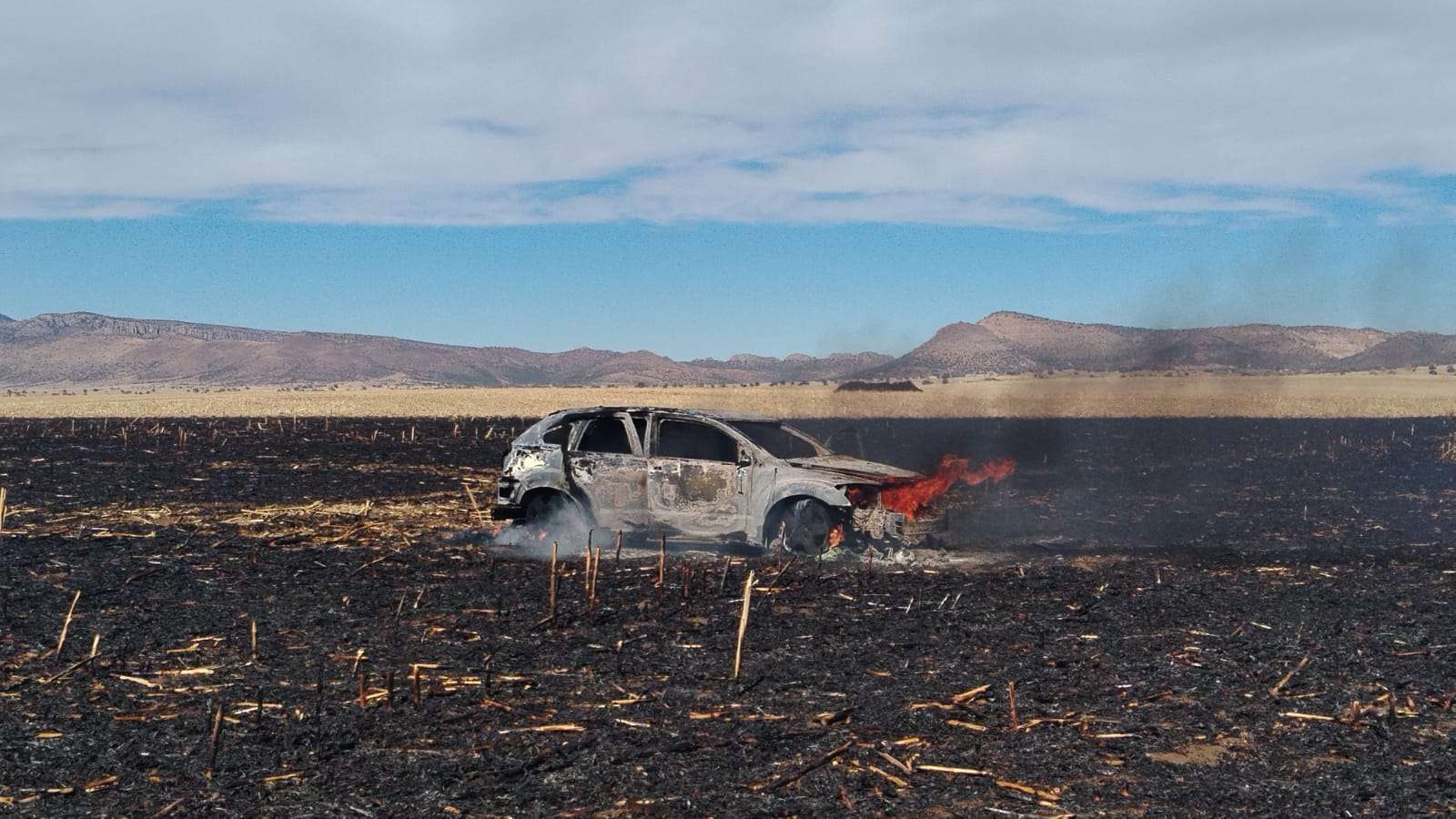 Se sale de control quema agrícola y arde auto en Anáhuac