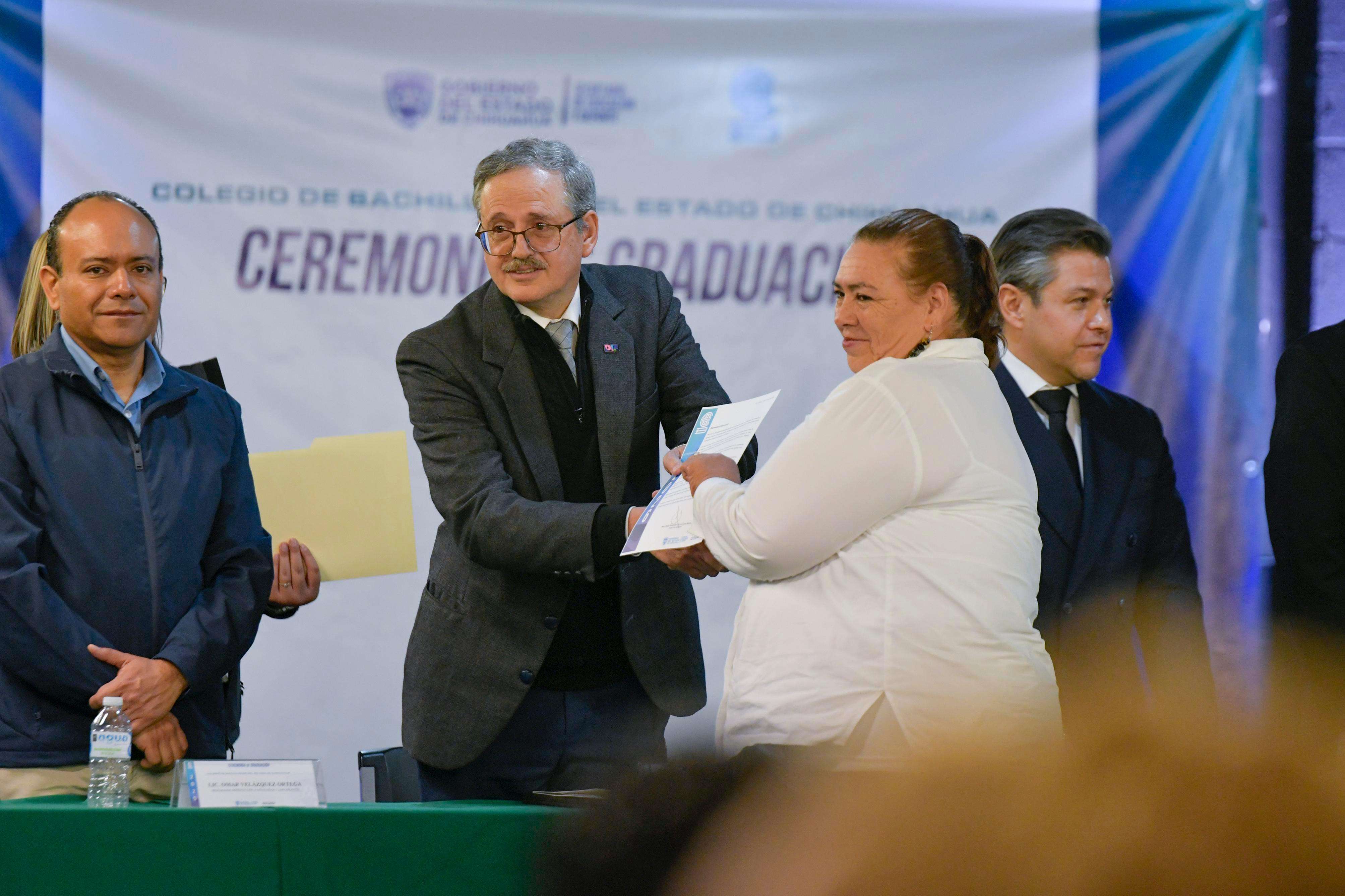 Celebran ceremonia de graduación de 40 estudiantes del SEA-Cobach