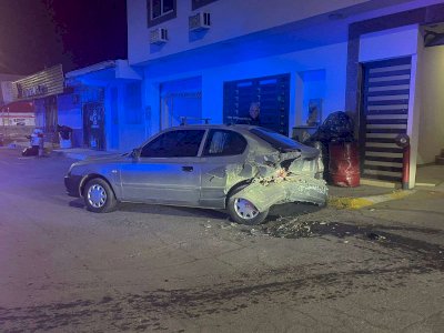 Choca vehículo estacionado y huye frente a comandancia