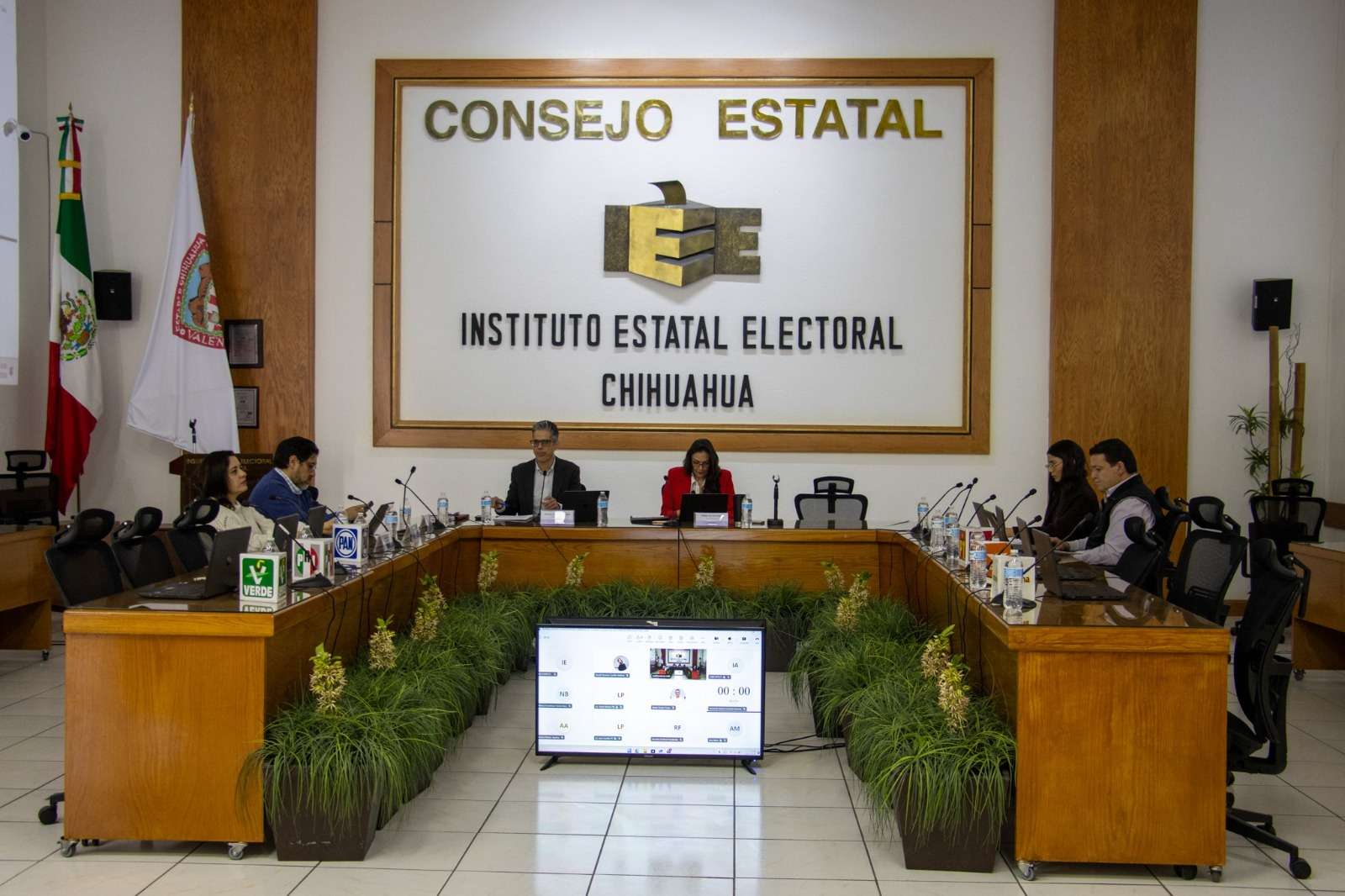 Define IEE límites de financiamiento privado para partidos