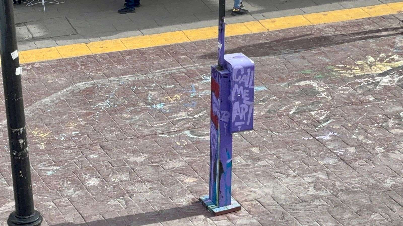 ¿Arte o vandalismo? Gafitean cabina telefónica en La Liber