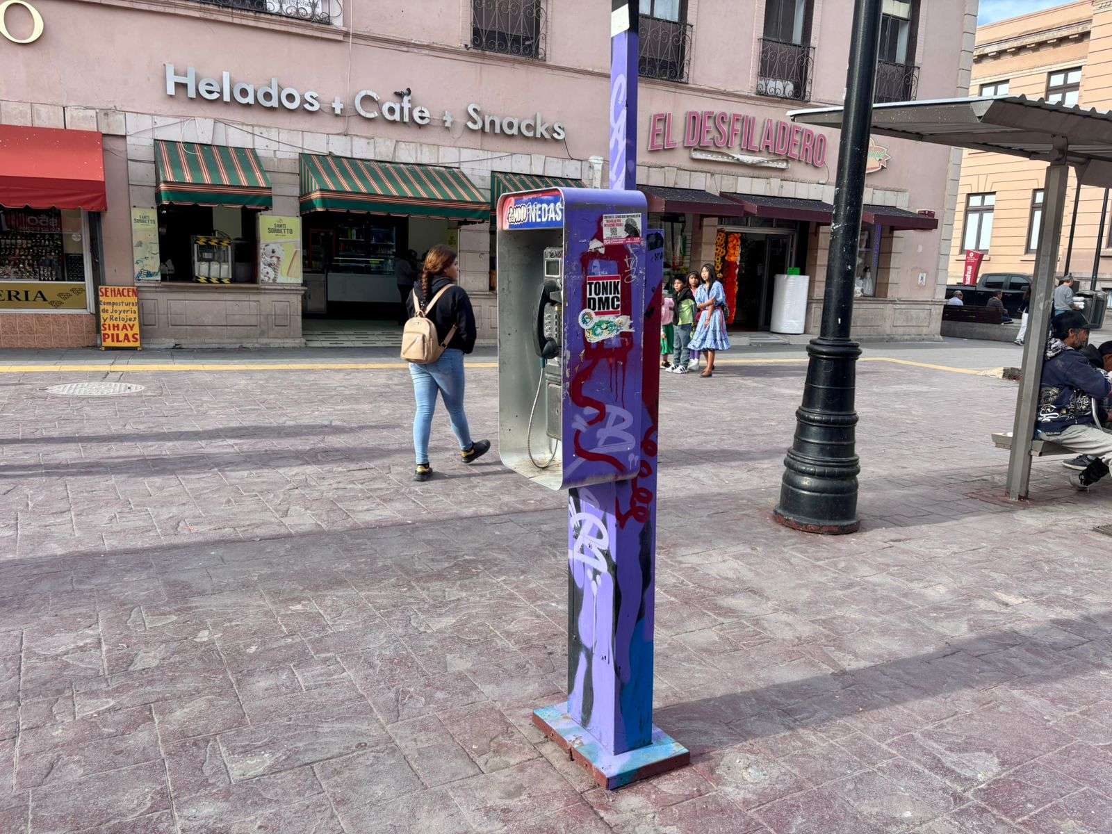 ¿Arte o vandalismo? Gafitean cabina telefónica en La Liber
