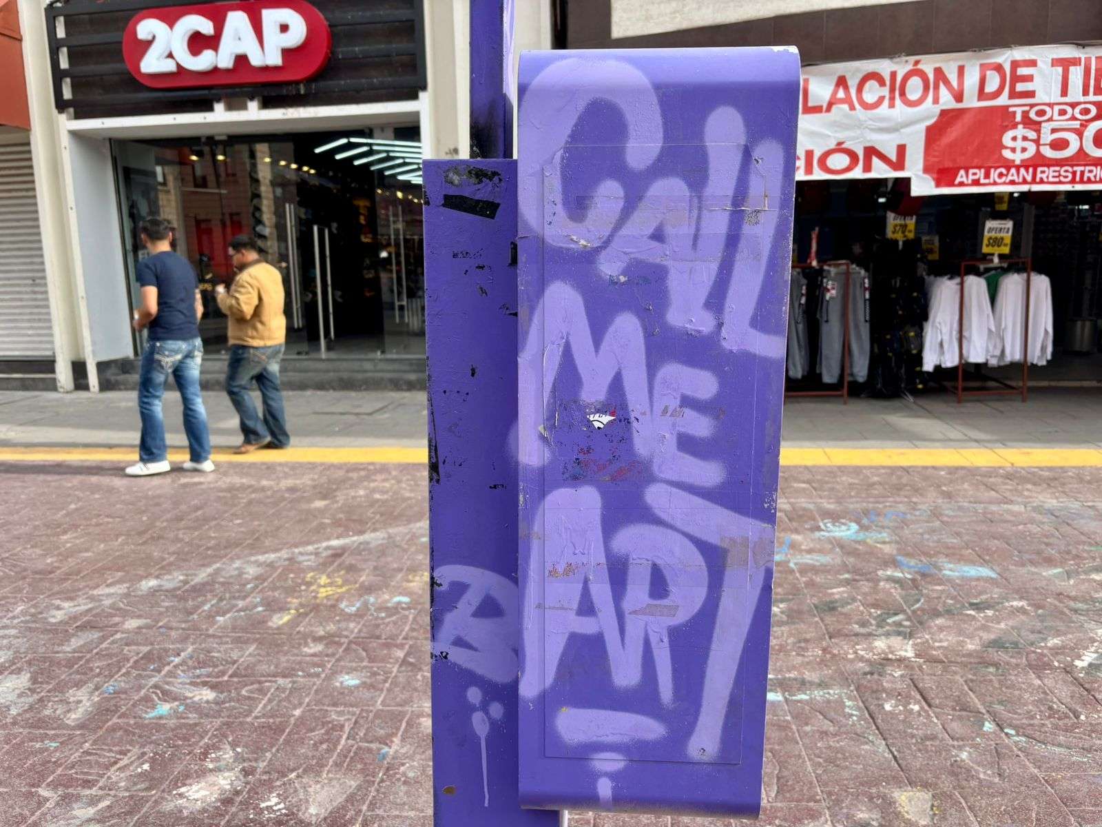 ¿Arte o vandalismo? Gafitean cabina telefónica en La Liber