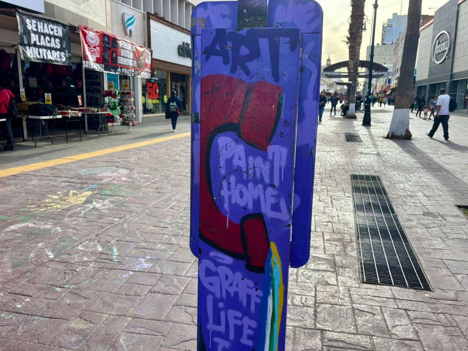 ¿Arte o vandalismo? Gafitean cabina telefónica en La Liber