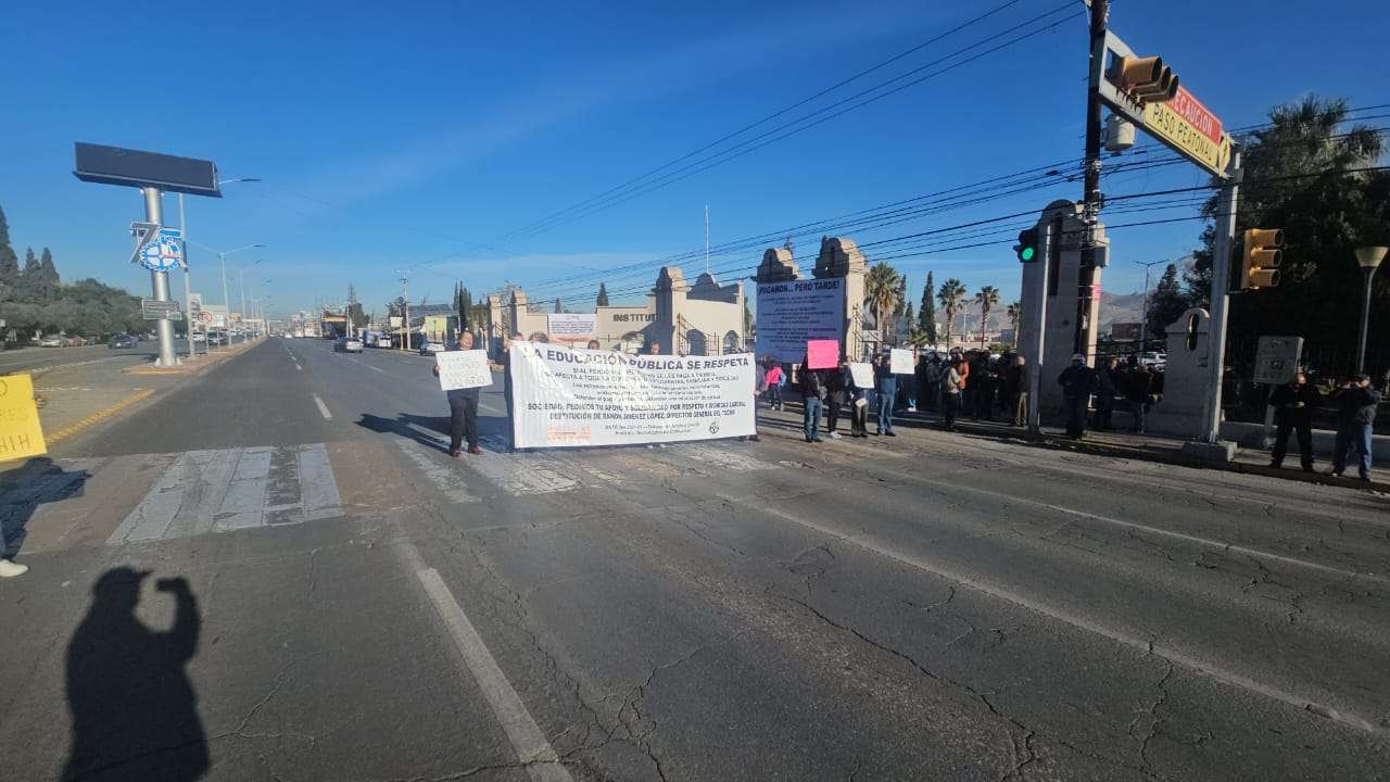 Exigen docentes del Tec de Chihuahua pago de sueldos atrasados