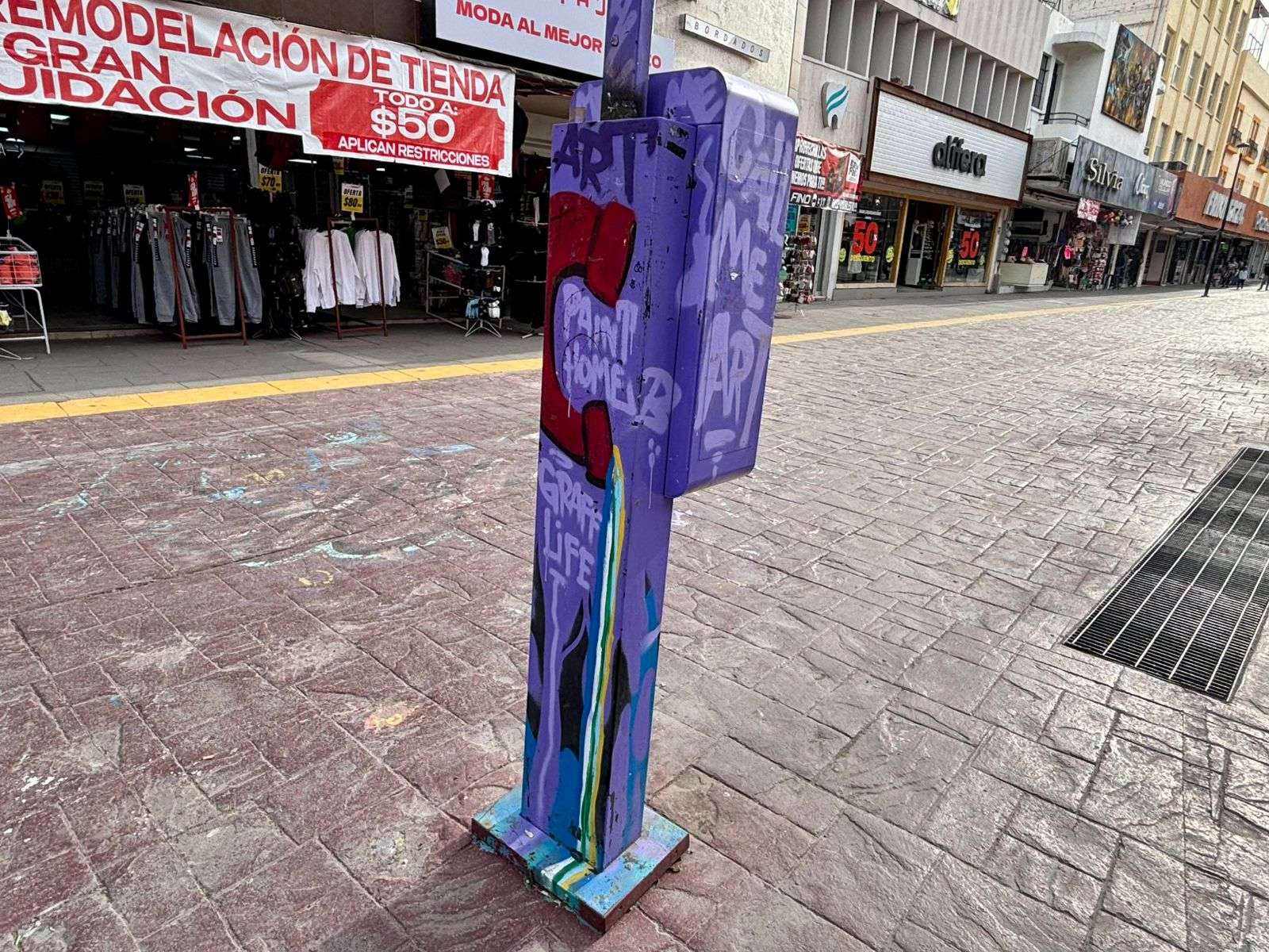 ¿Arte o vandalismo? Gafitean cabina telefónica en La Liber
