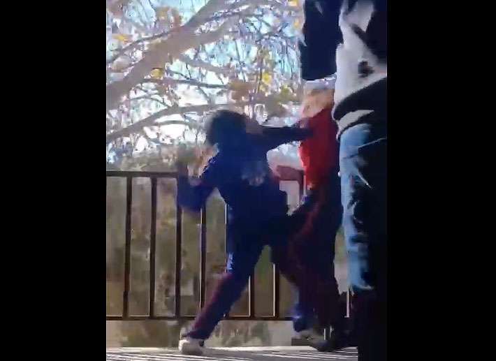 Video: riñen estudiantes dentro de la secundaria 32