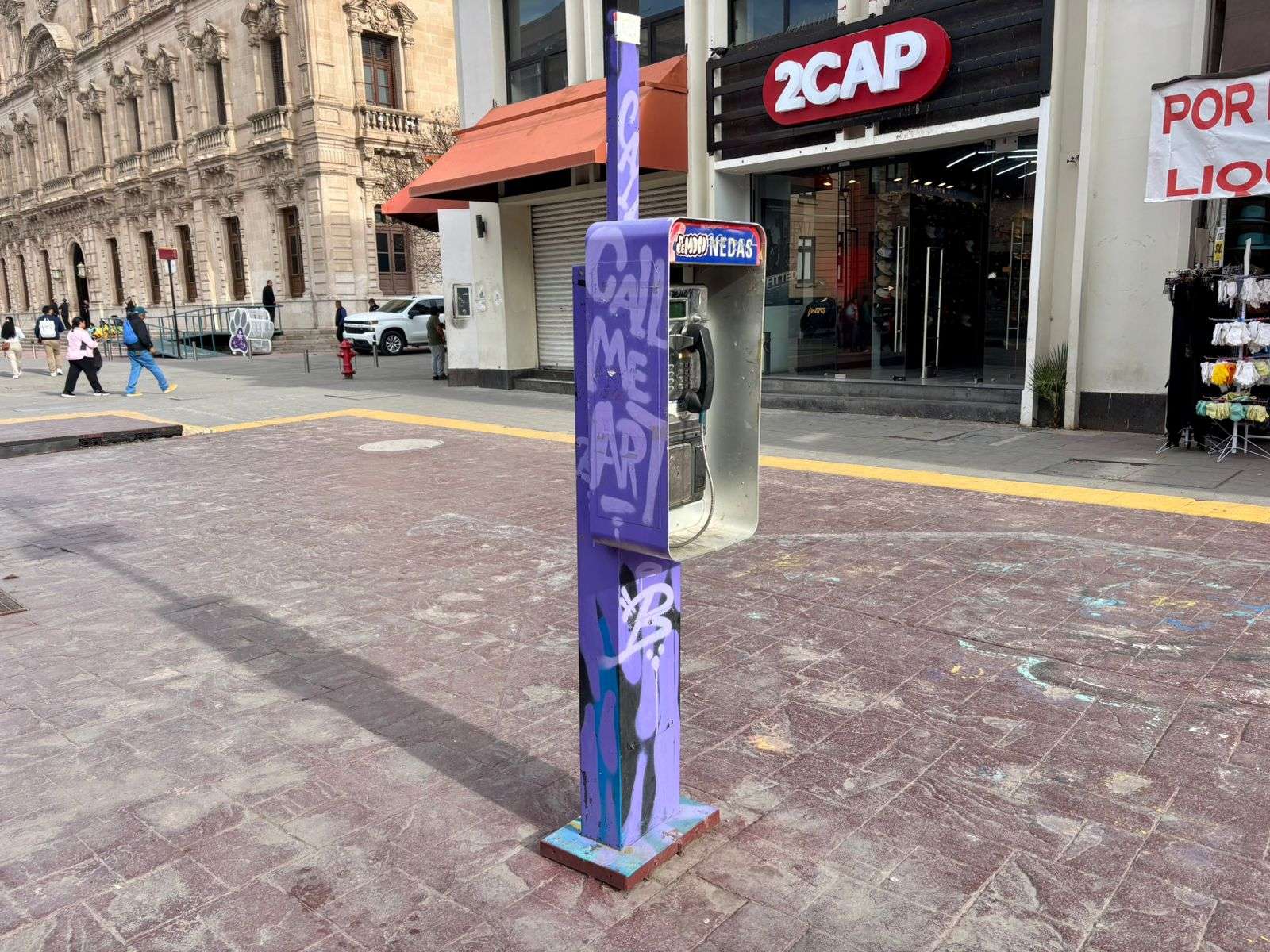 ¿Arte o vandalismo? Gafitean cabina telefónica en La Liber