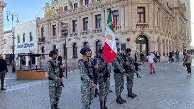 Realizan honores a la bandera en Plaza de Armas