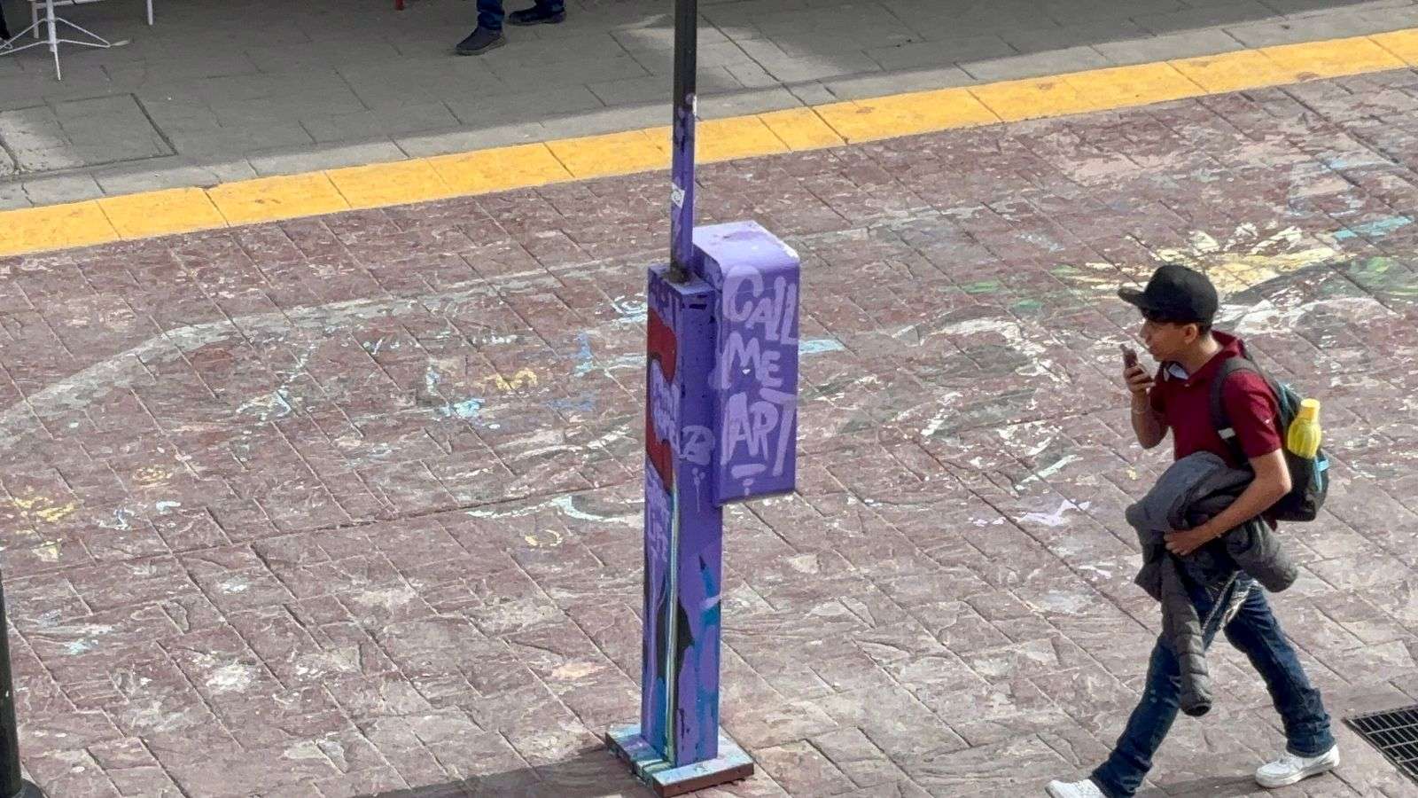 ¿Arte o vandalismo? Gafitean cabina telefónica en La Liber