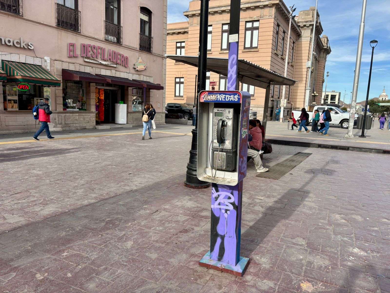 ¿Arte o vandalismo? Gafitean cabina telefónica en La Liber