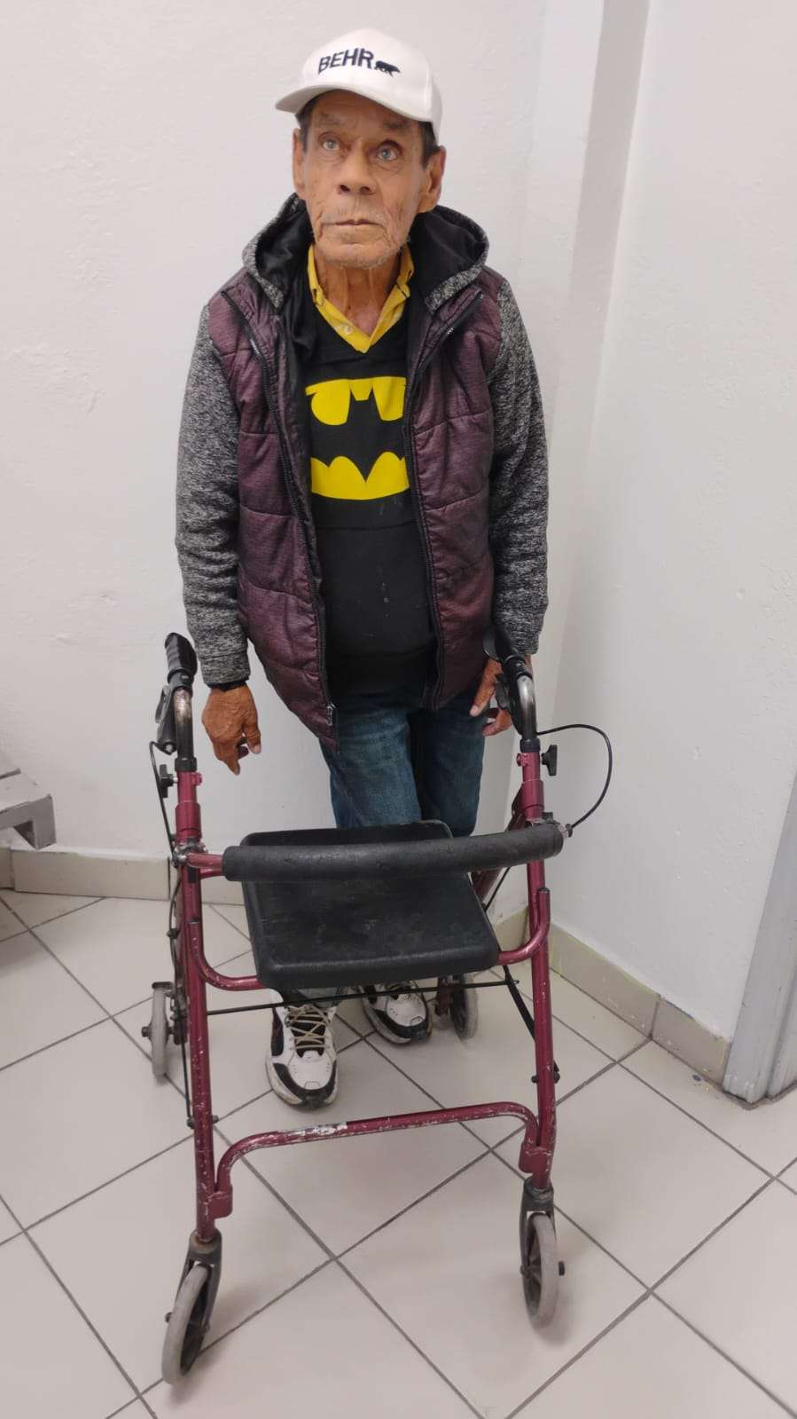 Solicitan apoyo para localizar a familia de adulto mayor extraviado