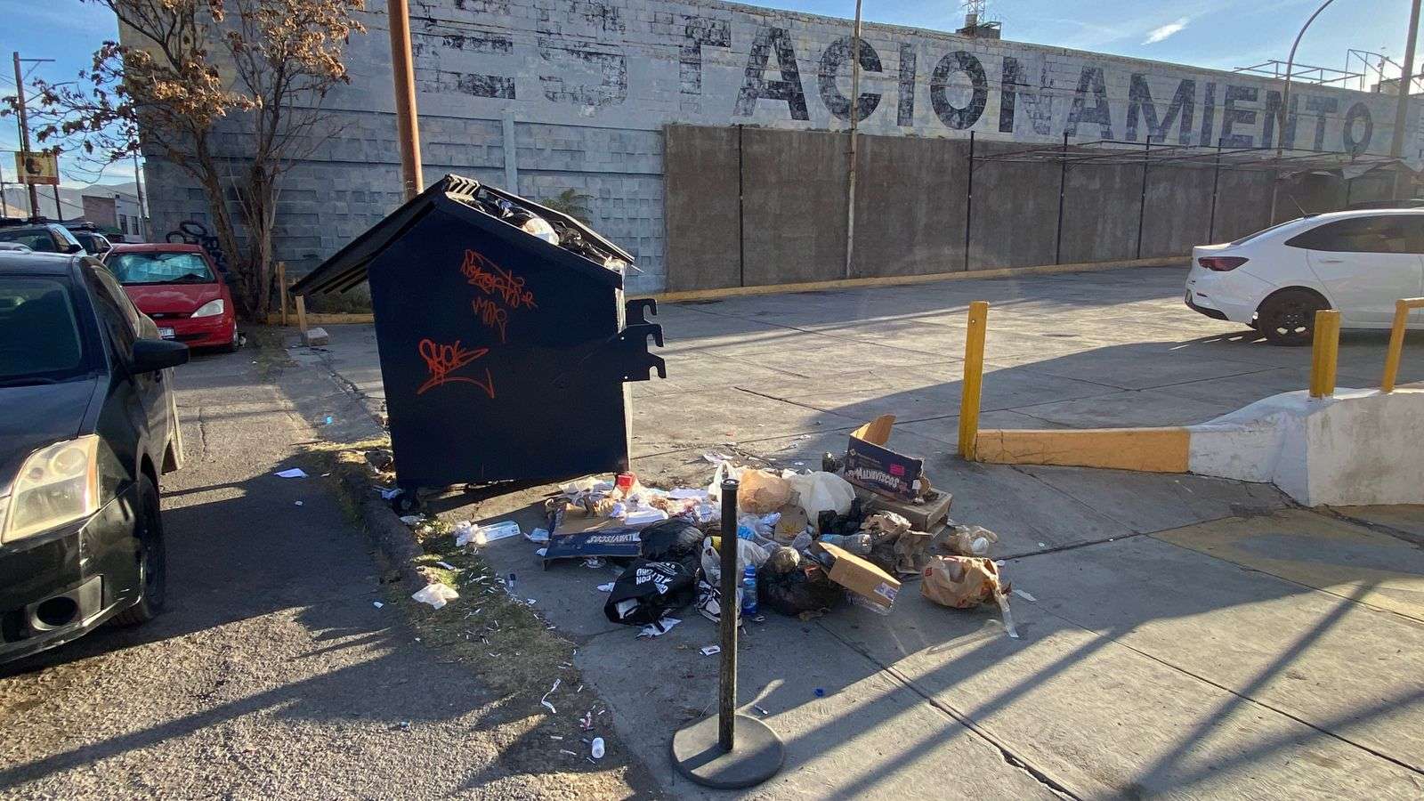 Se desborda la basura en la calle Doblado 