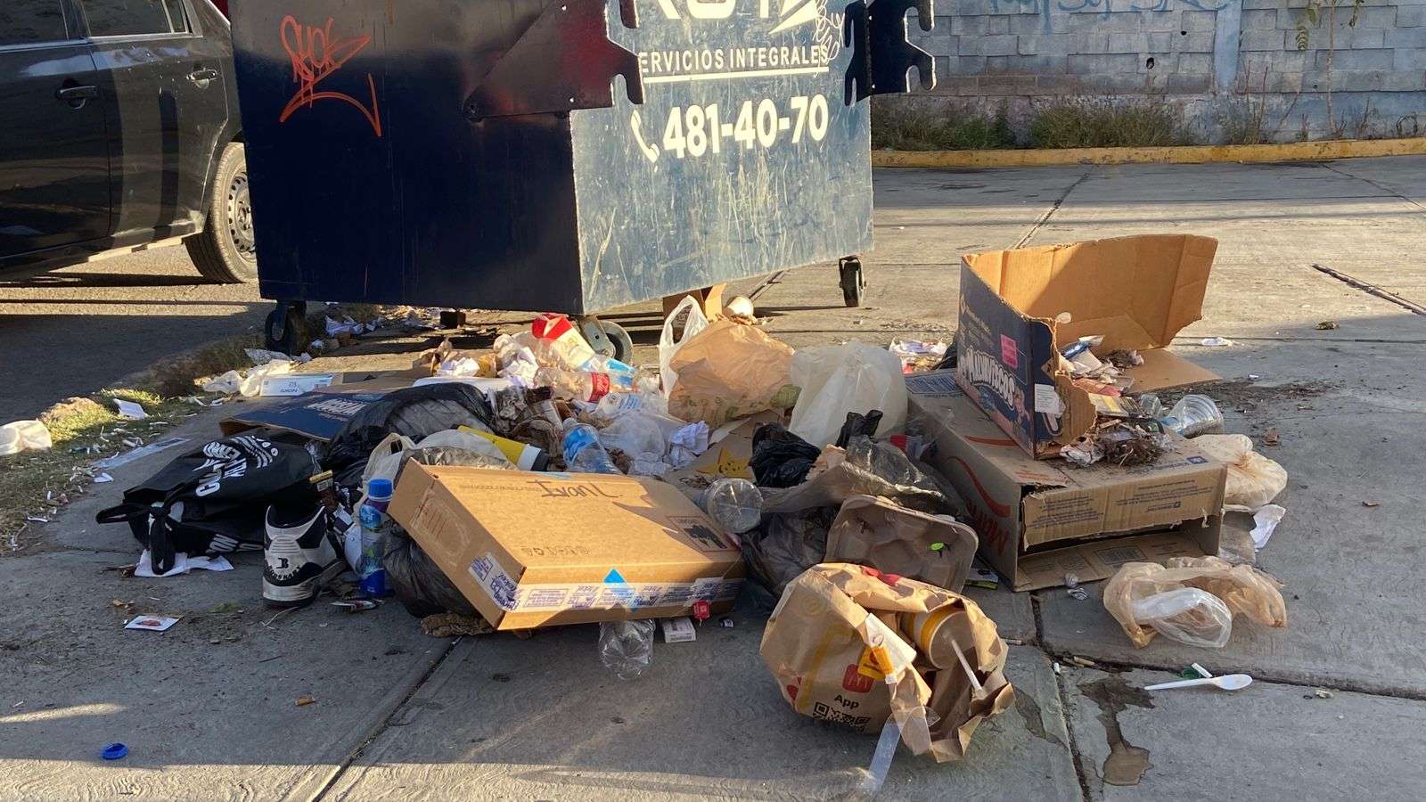 Se desborda la basura en la calle Doblado 