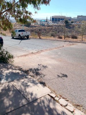 Se quejan de Ecogas por daños en pavimento en Praderas del León