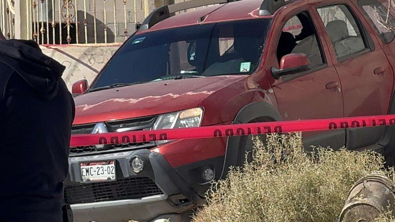 Balean y matan a mujer a bordo de su camioneta en Oasis Revolución 