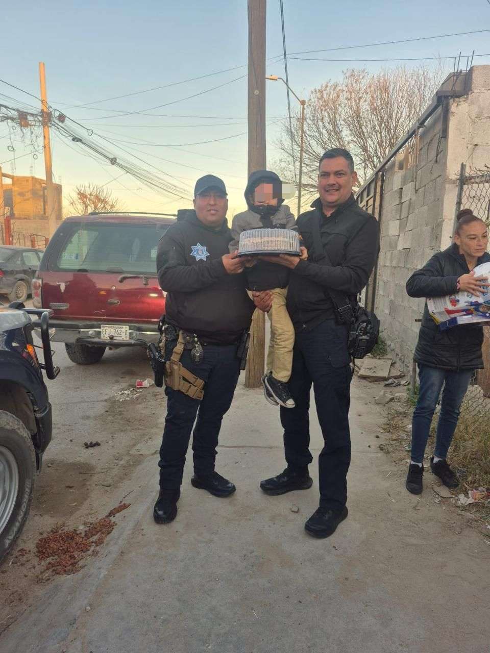 Llevan municipales regalos de cumpleaños a niño