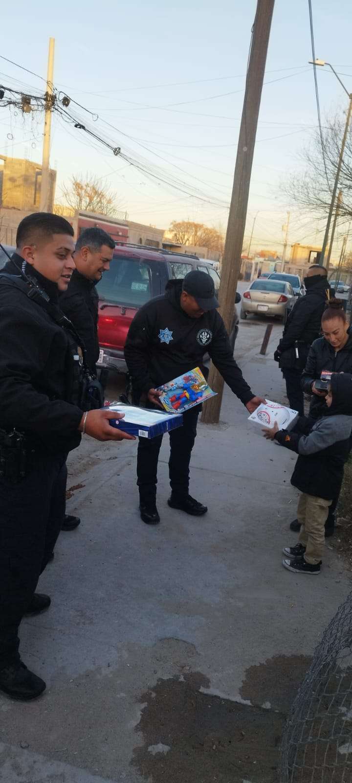 Llevan municipales regalos de cumpleaños a niño
