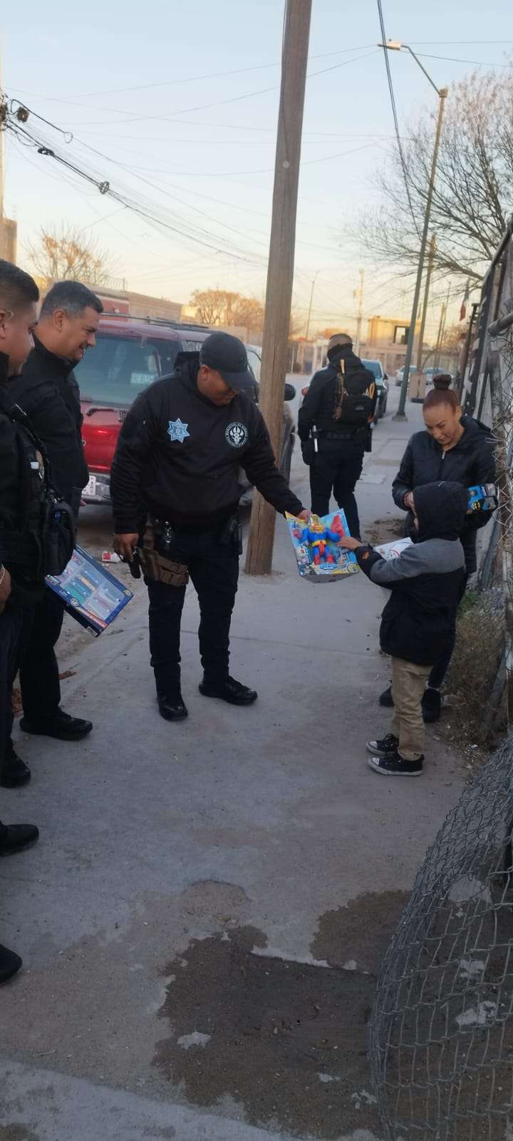 Llevan municipales regalos de cumpleaños a niño