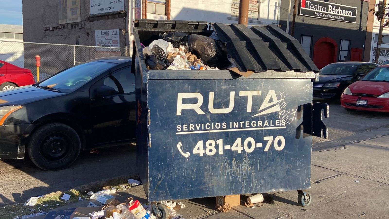 Se desborda la basura en la calle Doblado 